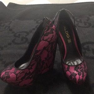 Fuchsia and lace wedges